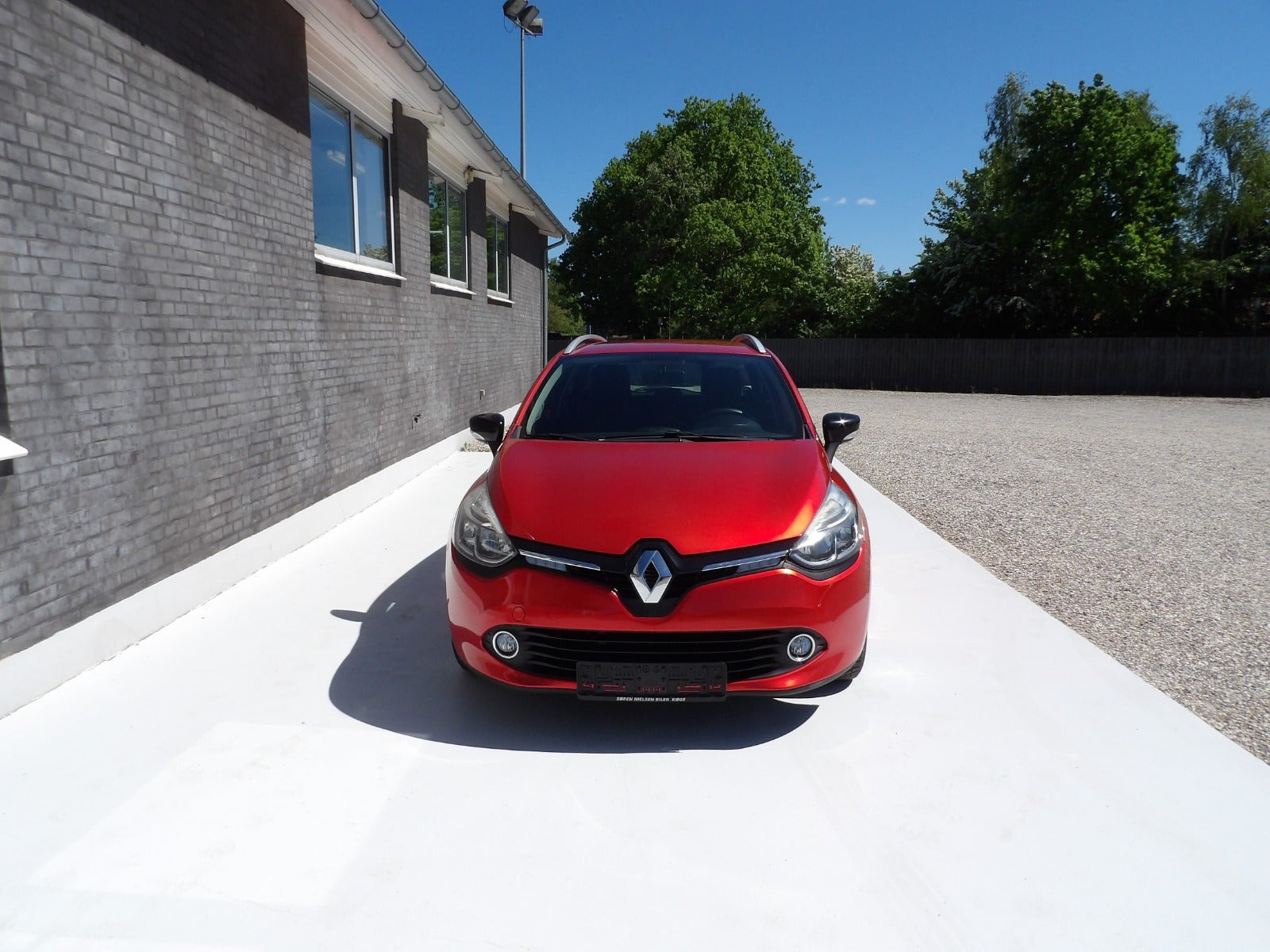 Rød Renault Clio IV fra 2015