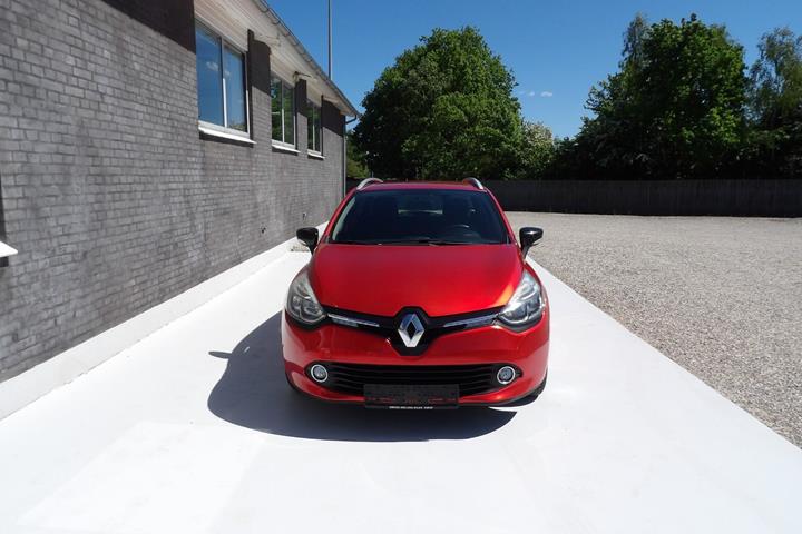 Rød Renault Clio IV fra 2015