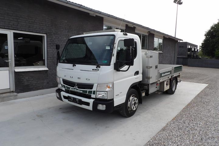 Hvid Mitsubishi Fuso Canter fra 2017 set udefra