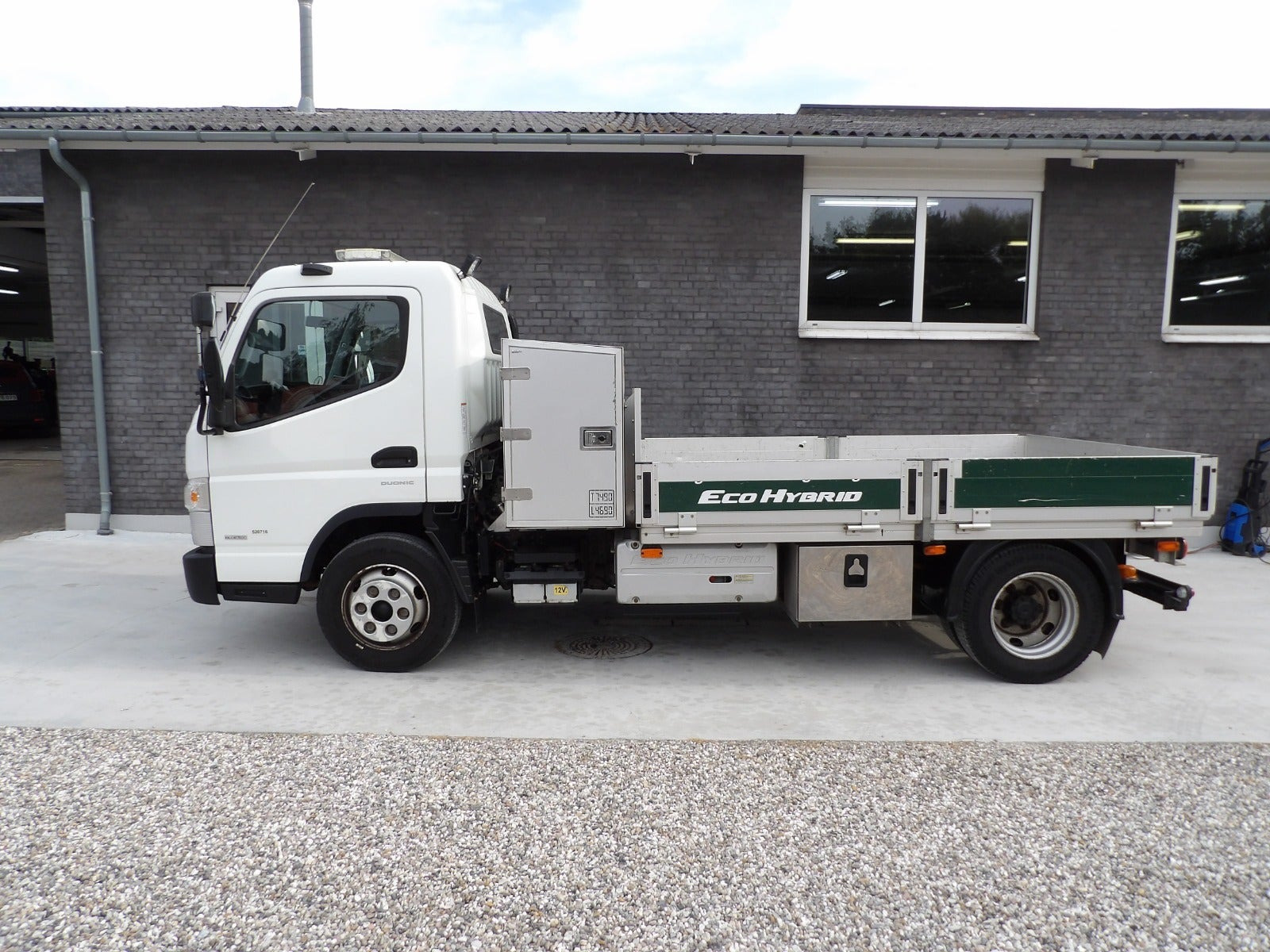 Hvid Mitsubishi Fuso Canter fra 2017 set udefra