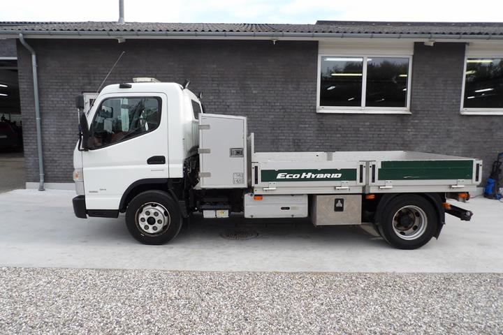 Hvid Mitsubishi Fuso Canter fra 2017 set udefra