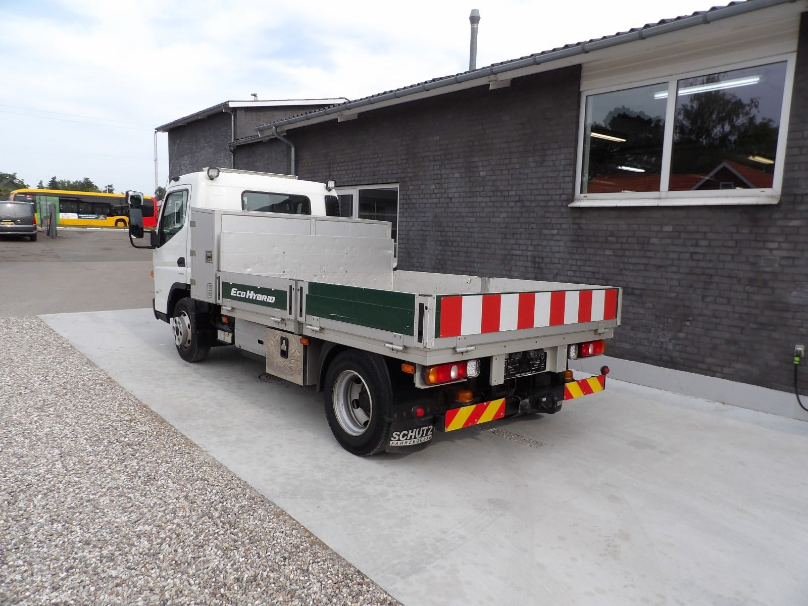 Hvid Mitsubishi Fuso Canter fra 2017 set udefra