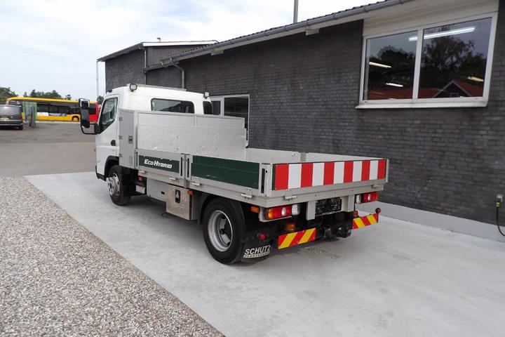Hvid Mitsubishi Fuso Canter fra 2017 set udefra
