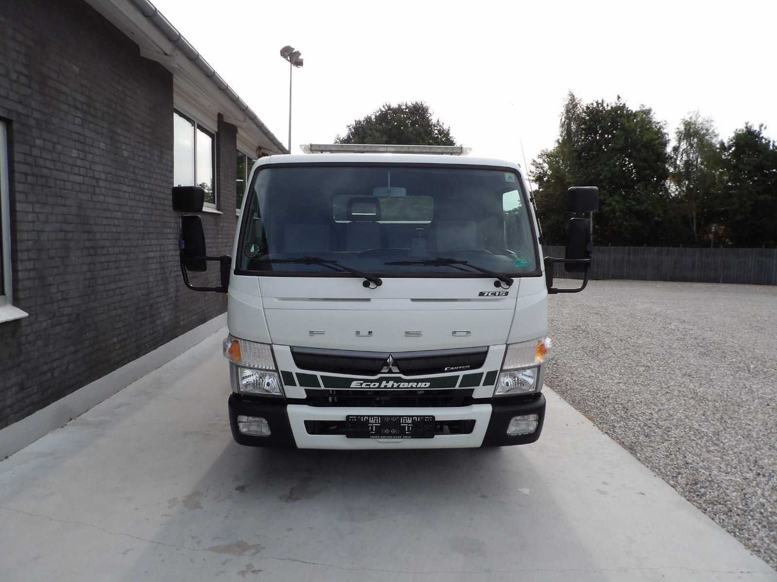 Hvid Mitsubishi Fuso Canter fra 2017 set udefra