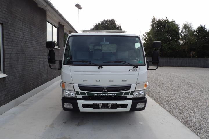 Hvid Mitsubishi Fuso Canter fra 2017 set udefra