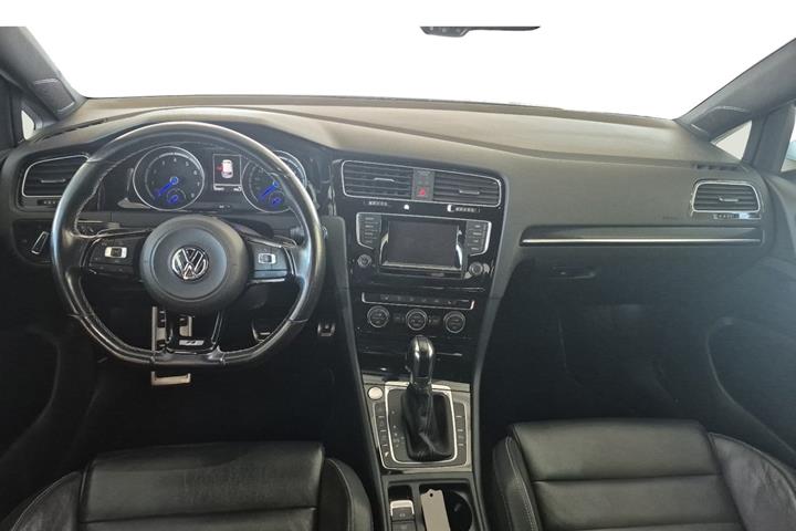 Hvid VW Golf VII fra 2015