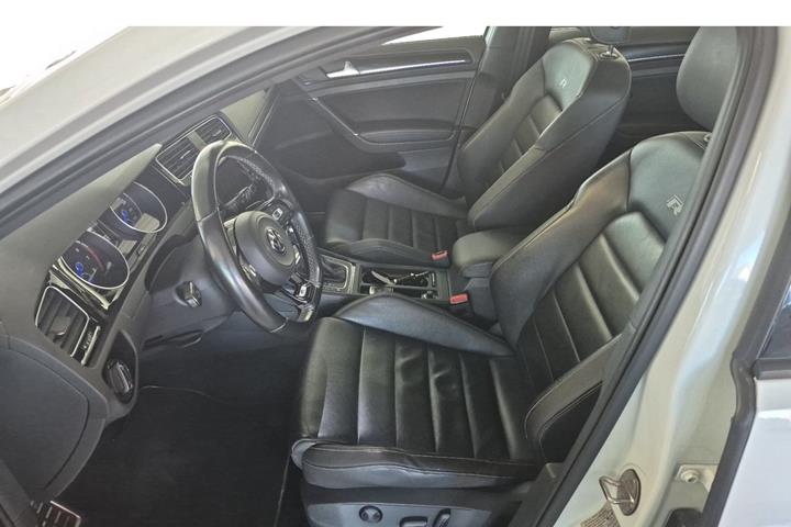 Hvid VW Golf VII fra 2015