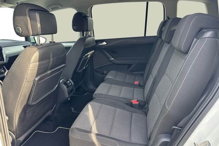 Hvid VW Touran fra 2019