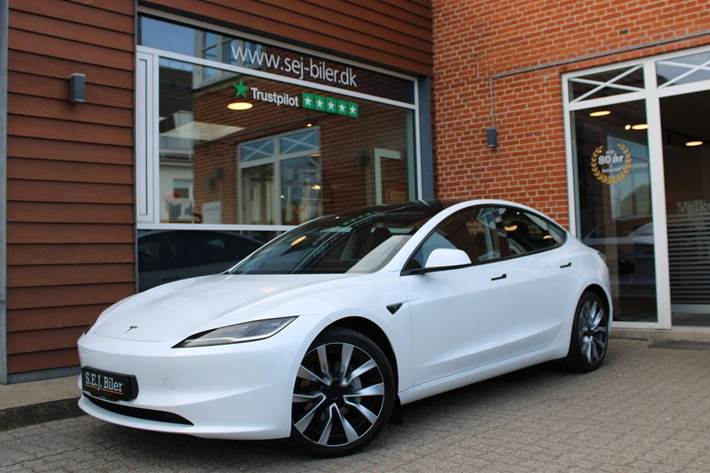 Hvid Tesla Model 3 fra 2024