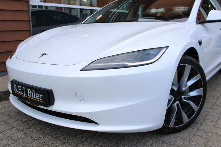Hvid Tesla Model 3 fra 2024