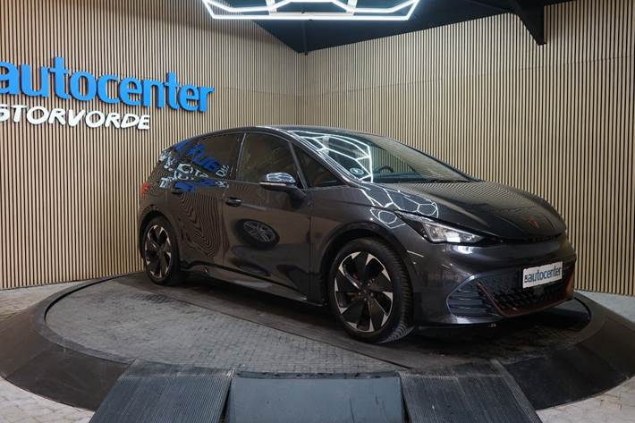 Grå Cupra Born fra 2023 set udefra