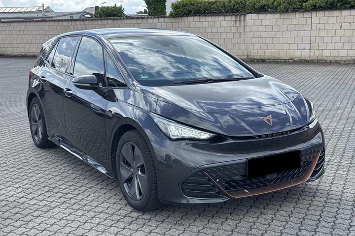 Grå Cupra Born fra 2022 set udefra
