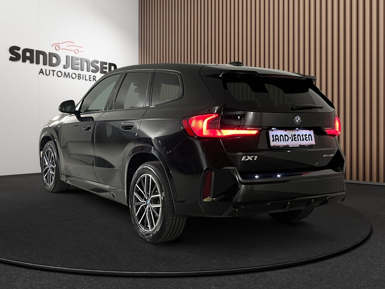 Sort BMW iX1 fra 2025
