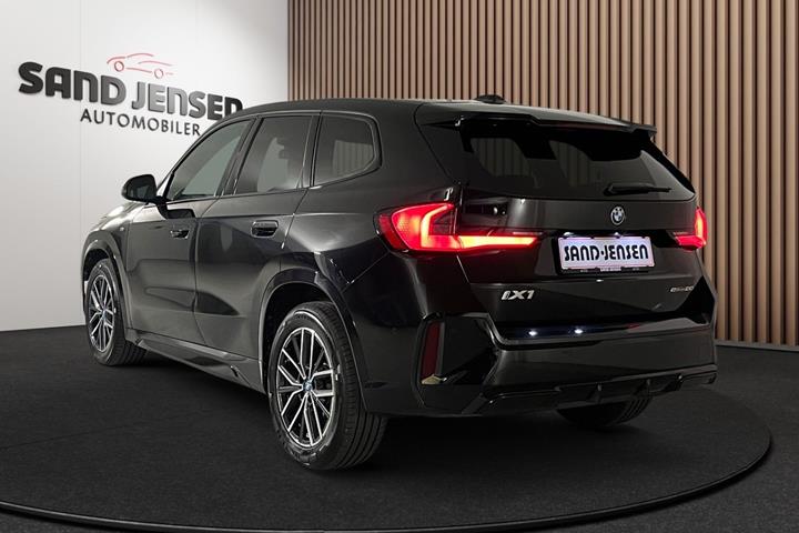 Sort BMW iX1 fra 2025