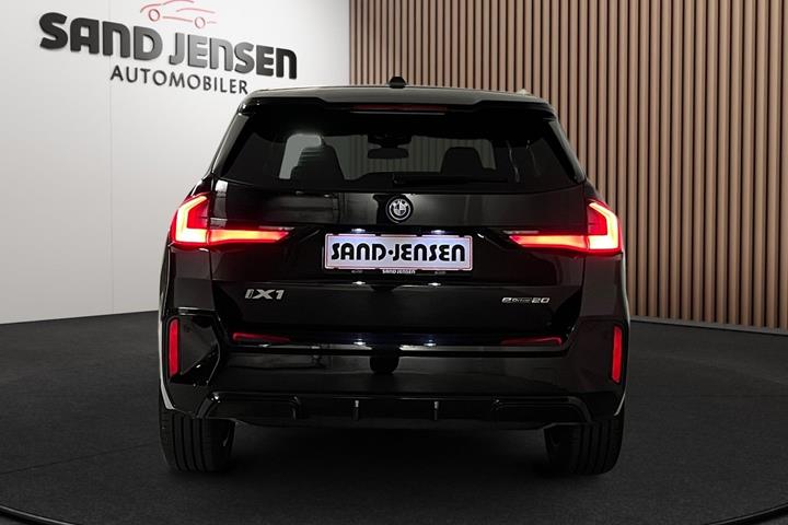 Sort BMW iX1 fra 2025