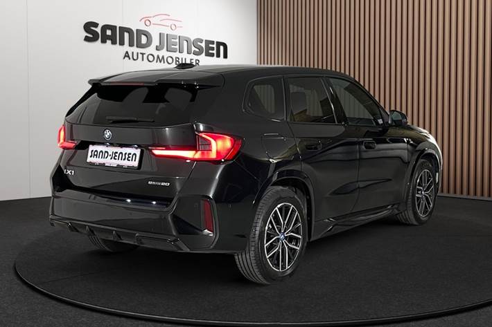 Sort BMW iX1 fra 2025