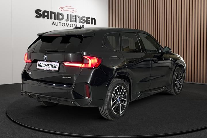 Sort BMW iX1 fra 2025