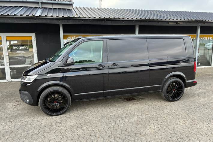 Sort VW Transporter fra 2023