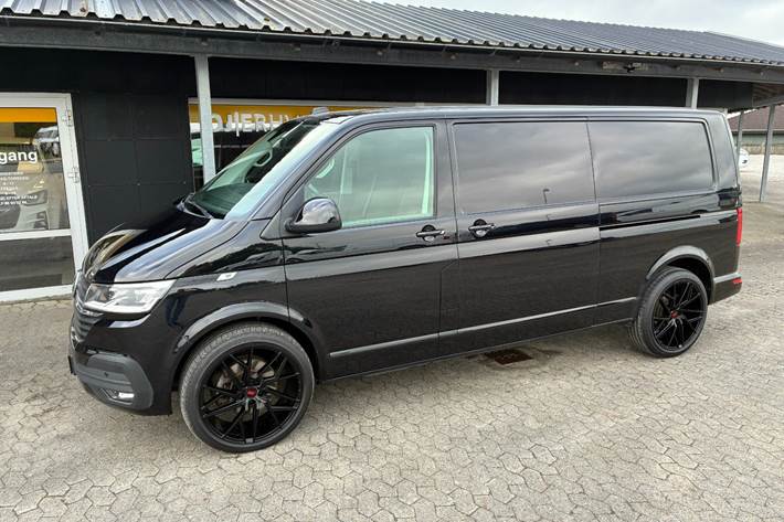 Sort VW Transporter fra 2023