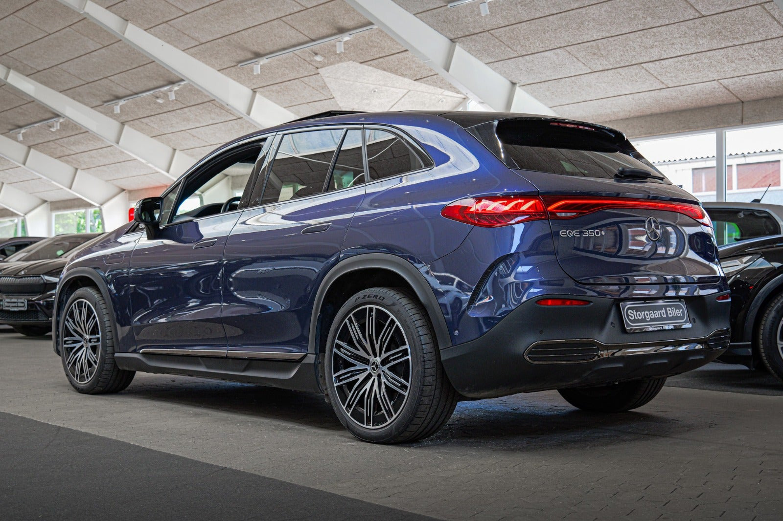 Blå Mercedes EQE350+ SUV fra 2024