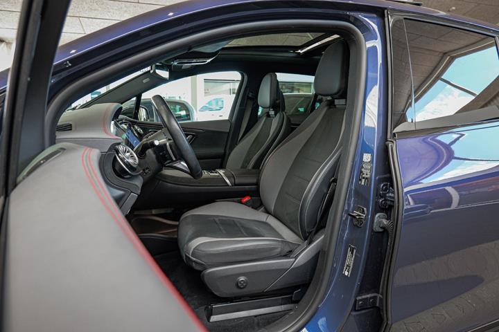 Blå Mercedes EQE350+ SUV fra 2024 set indefra
