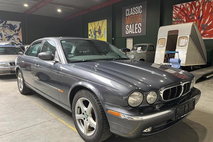 Grå Jaguar XJ8 fra 2004 set udefra