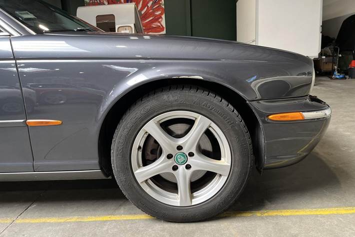 Grå Jaguar XJ8 fra 2004