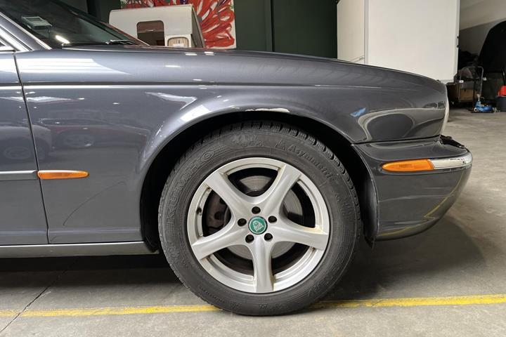 Grå Jaguar XJ8 fra 2004 set udefra