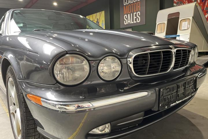 Grå Jaguar XJ8 fra 2004 set udefra