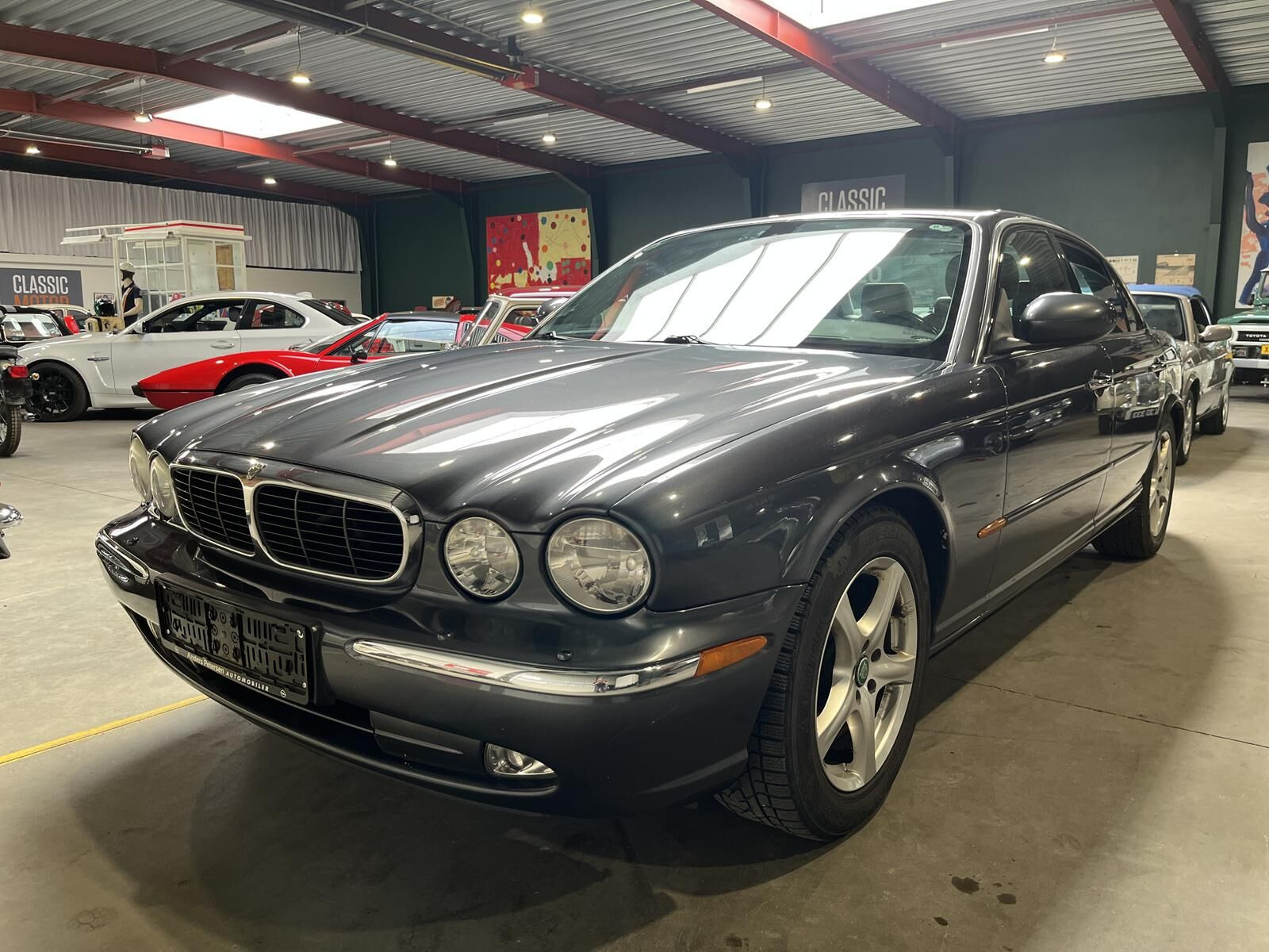 Grå Jaguar XJ8 fra 2004 set udefra