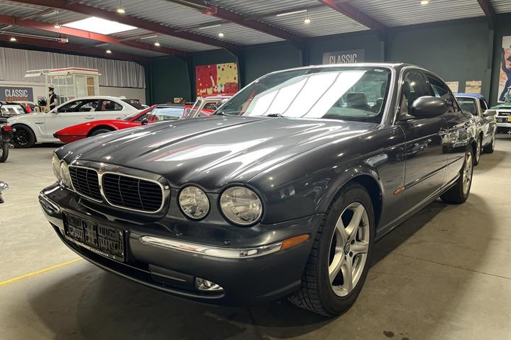 Grå Jaguar XJ8 fra 2004 set udefra