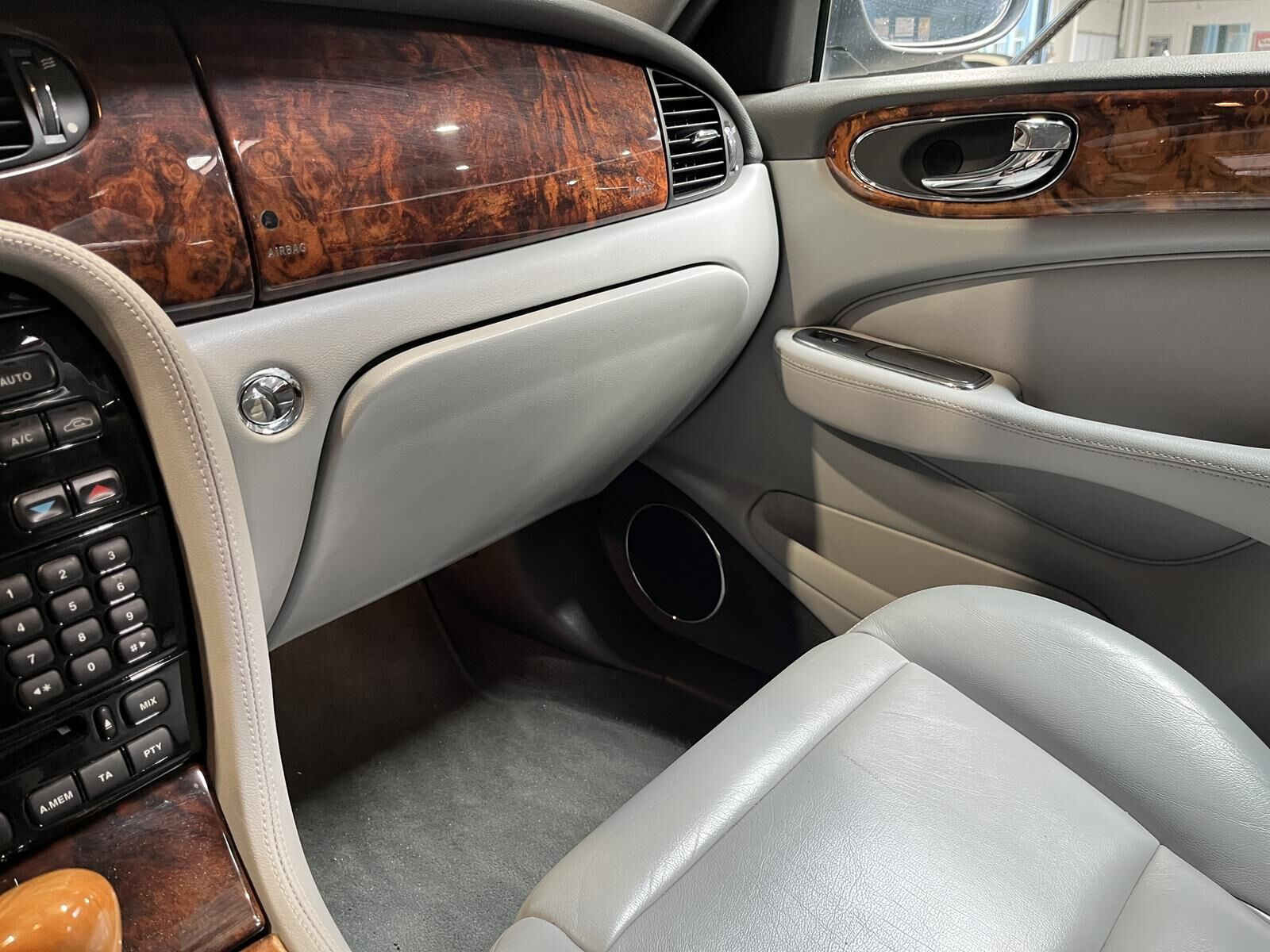 Grå Jaguar XJ8 fra 2004
