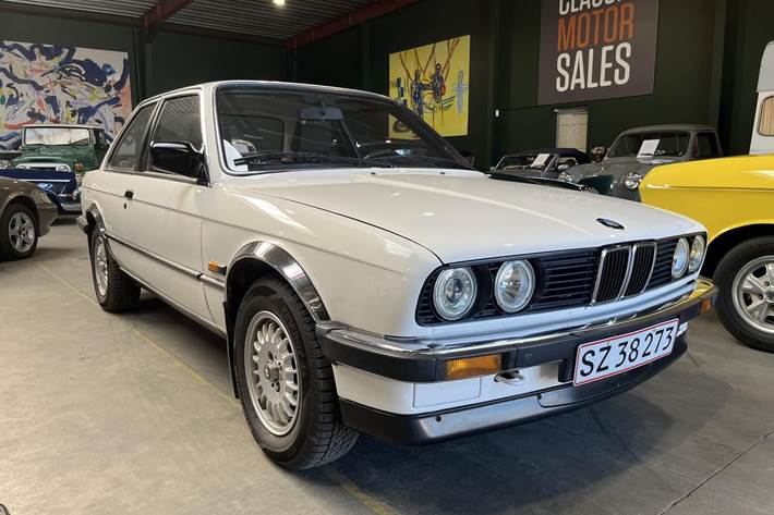 Hvid BMW 320i fra 1986