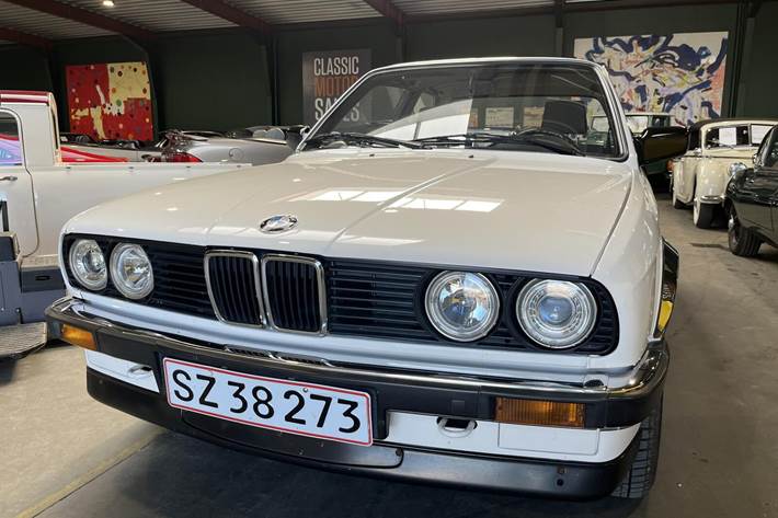Hvid BMW 320i fra 1986