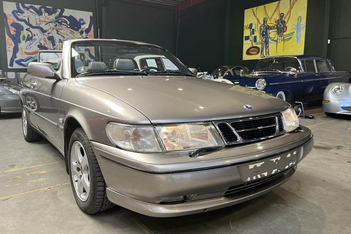 Sølv Saab 900 fra 1996