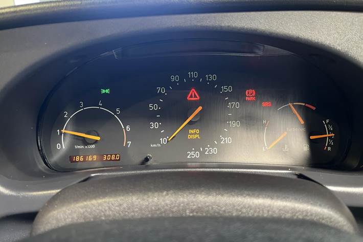 Sølv Saab 900 fra 1996
