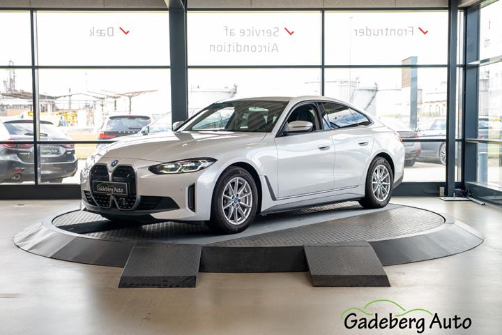 Hvid BMW i4 fra 2022 set udefra