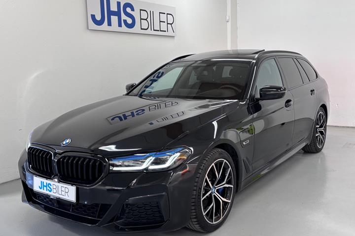 Sort BMW 530e fra 2023 set udefra