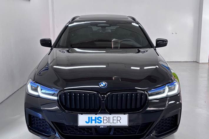 Sort BMW 530e fra 2023