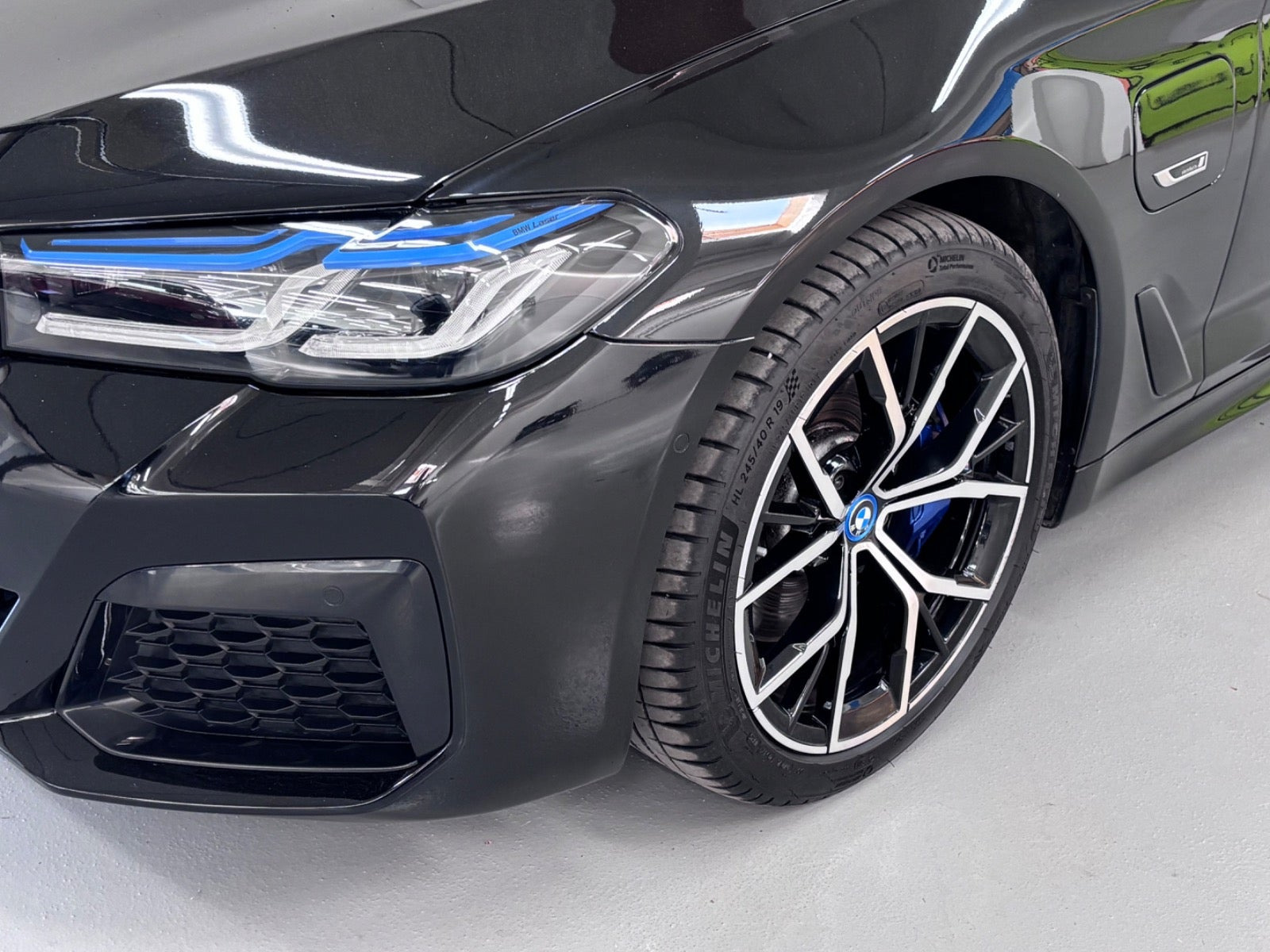 Sort BMW 530e fra 2023