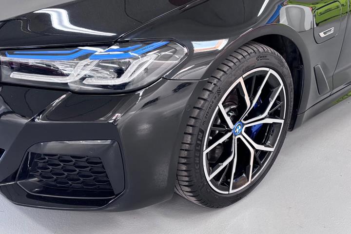 Sort BMW 530e fra 2023