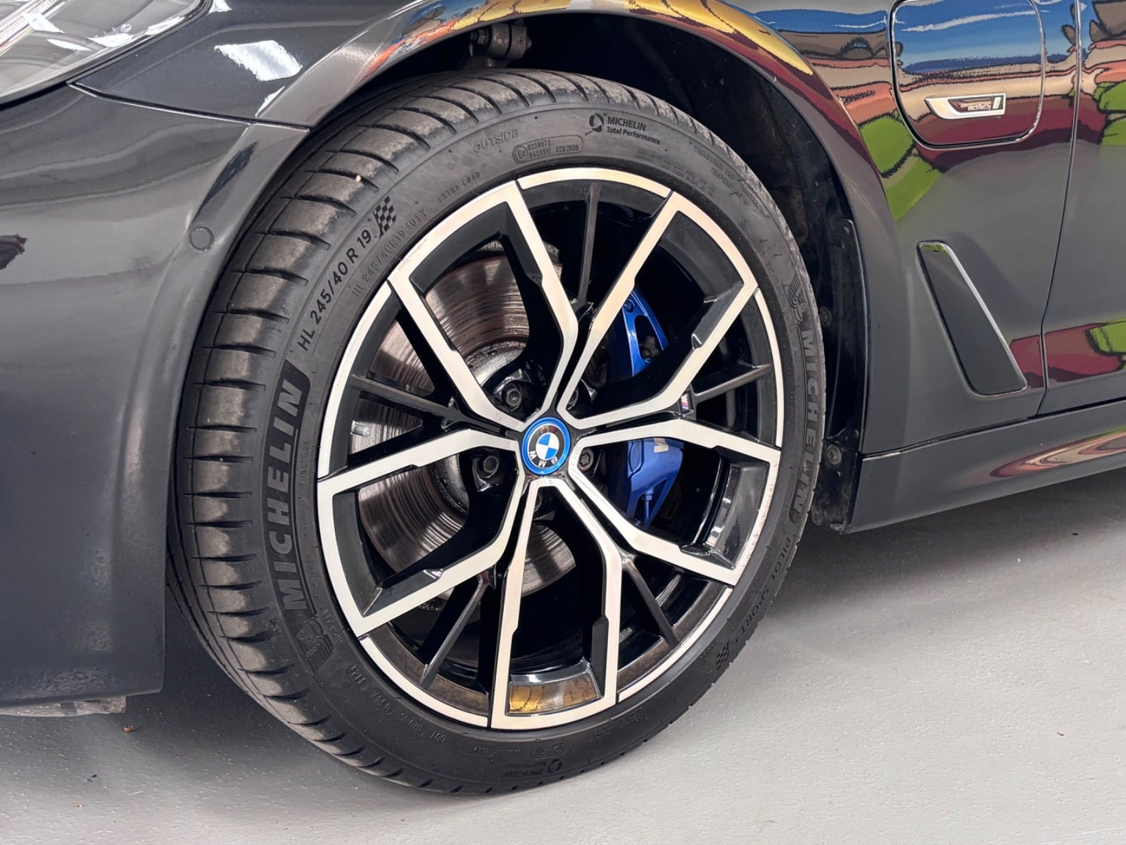 Sort BMW 530e fra 2023