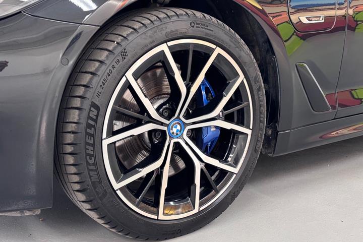 Sort BMW 530e fra 2023