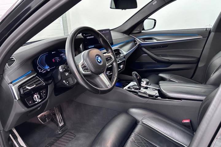 Sort BMW 530e fra 2023
