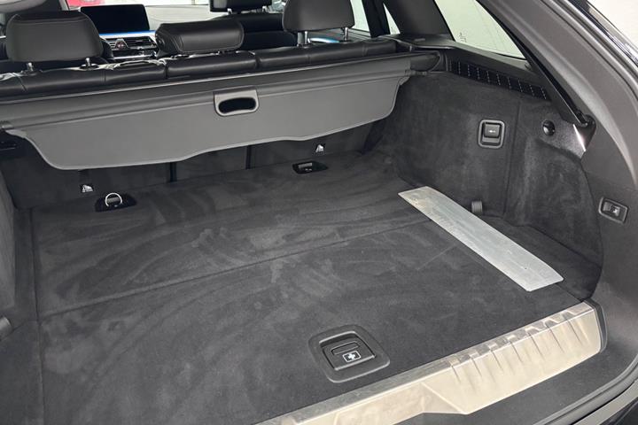 Sort BMW 530e fra 2023
