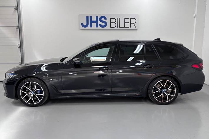 Sort BMW 530e fra 2023