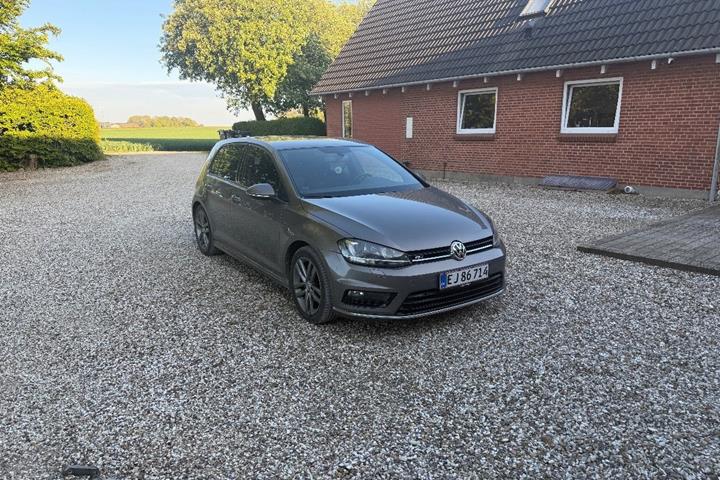 Grå VW Golf VII fra 2015
