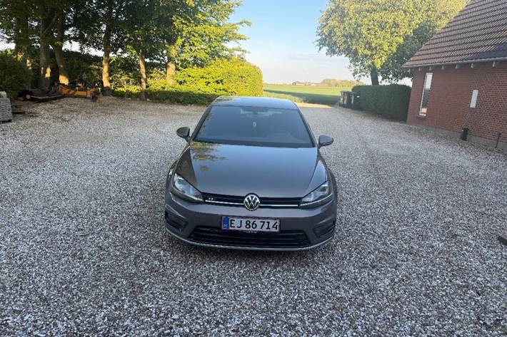 Grå VW Golf VII fra 2015