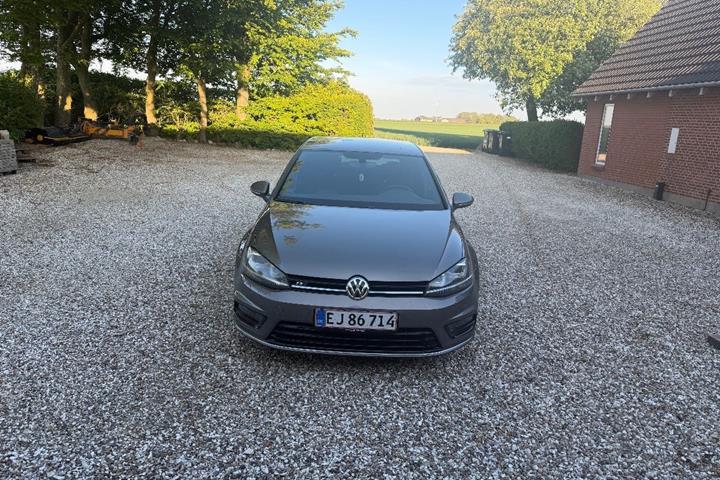Grå VW Golf VII fra 2015
