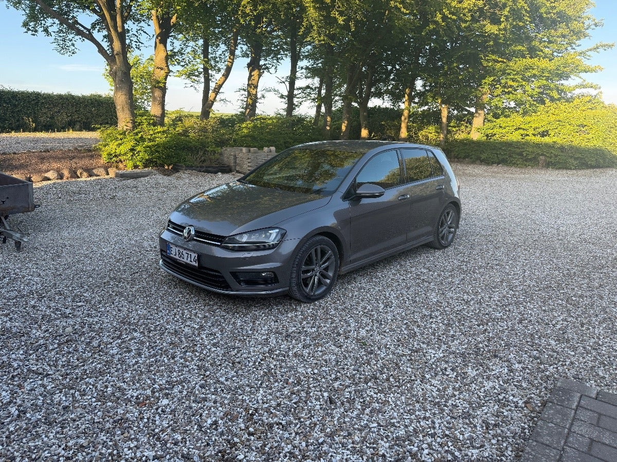 Grå VW Golf VII fra 2015